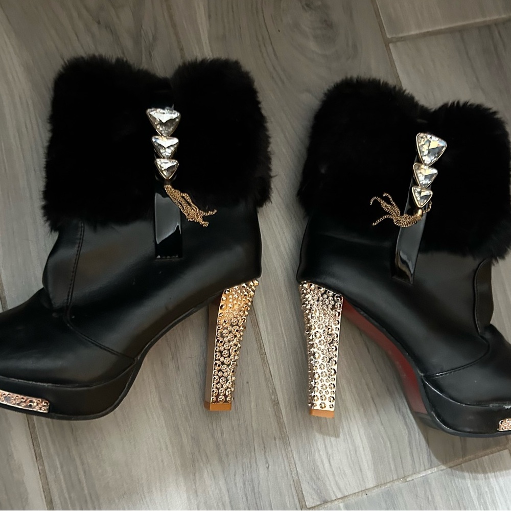 Elegant Black Fur-Trimmed Women's Boots